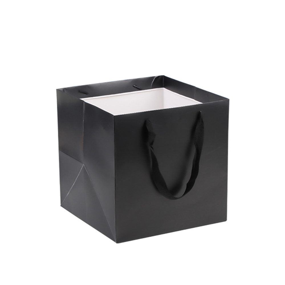 ถุงกระดาษทรงลูกบาศก์ มีหูหิ้ว สีดำ ขนาด 25x25x25cm (1 ใบ)