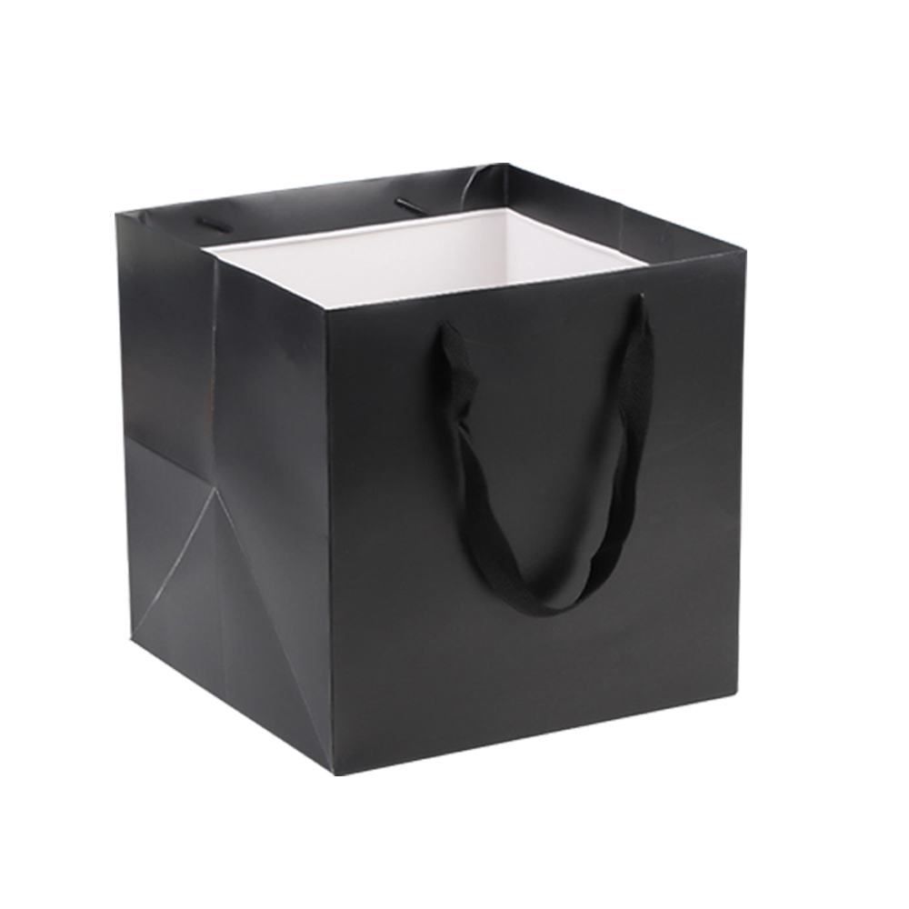 ถุงกระดาษทรงลูกบาศก์ มีหูหิ้ว สีดำ ขนาด 30x30x30cm (1 ใบ)