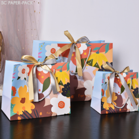 ถุงของขวัญ ลายดอกไม้วาดเขียน ริบบิ้นทองเงิน มีเชือกหูหิ้ว ( 1 ใบ)